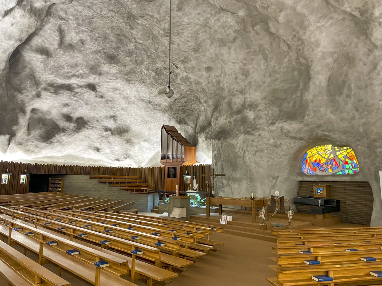 6000 Kubikmeter Stein wurden für die Felsenkirche herausgebrochen. Das entspricht dem Inhalt von fast drei 50-Meter-Schwimmbecken. Bild: Rémy Kappeler