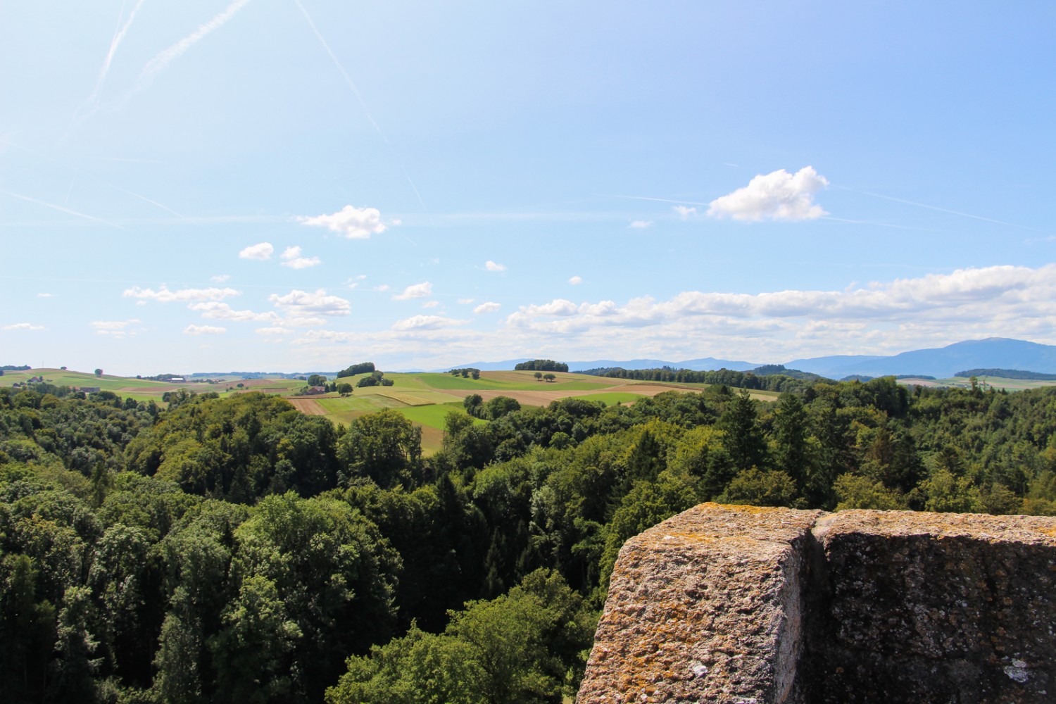 Überreste eines herrschaftlichen Guts im Mittelalter: vom Tour de St-Martin geniesst man eine wunderbare Aussicht zum Jura und auf die umliegenden Felder. Bild: Alexandra Blatter