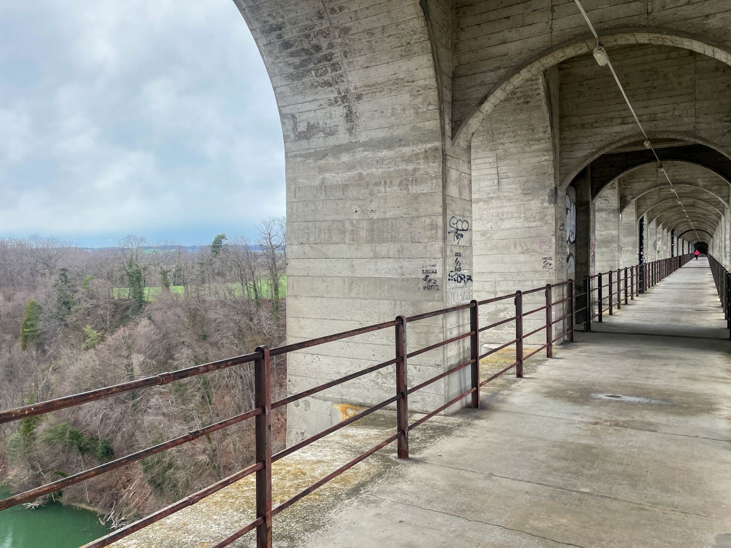 Unter den Arkaden des Viadukts bebt der Boden, wenn ein Zug obendrüber fährt.