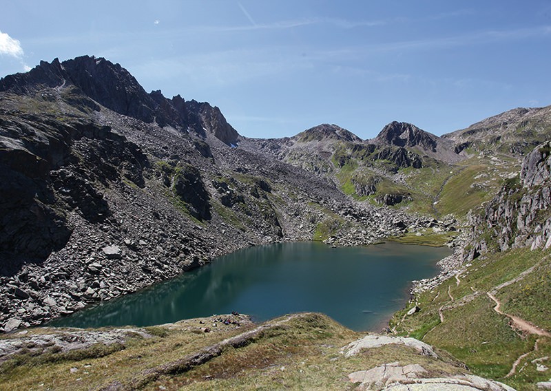 La première source est atteinte: le Rhin jaillit du lac de Toma. Photos: chemin des quatre sources
