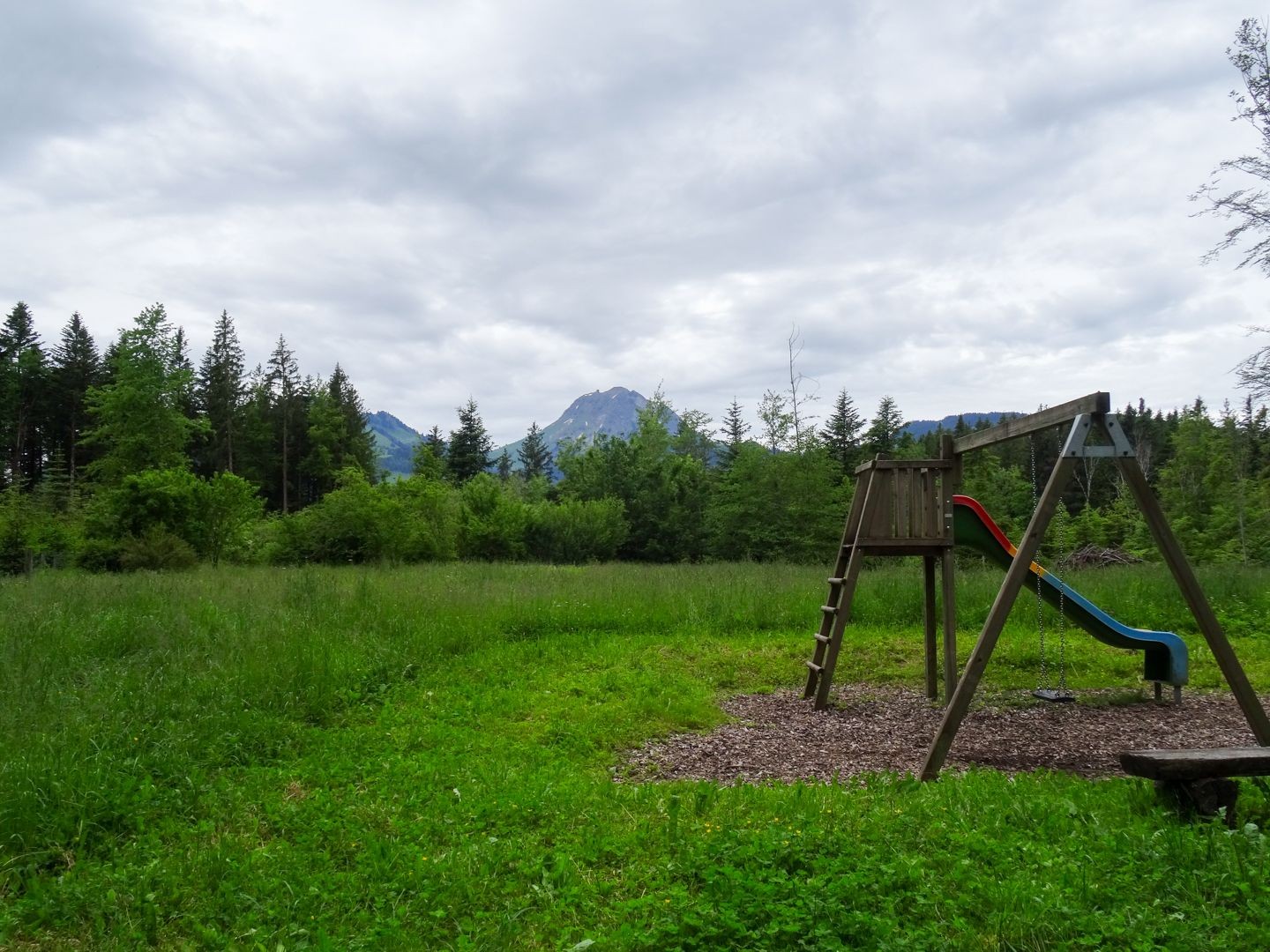 Ein Spielplatz bei einer Waldhütte entlang der Route erfreut Kinder.