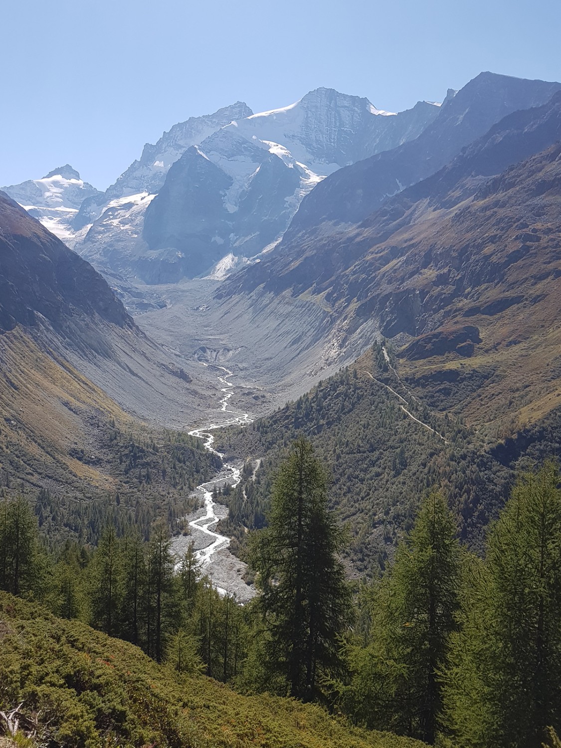 Sommets enneigés, eaux tempétueuses et conifères vert tendre: le val d’Anniviers est une région tout en contrastes.