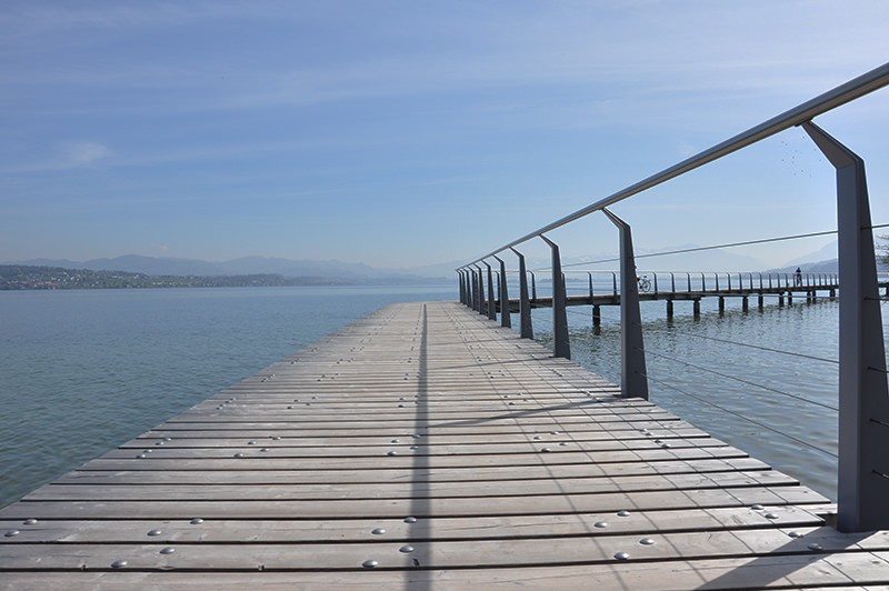 La passerelle du chemin riverain, en harmonie avec les eaux calmes du lac de Zurich. Photos: Stephan Jucker, Zürcher Wanderwege