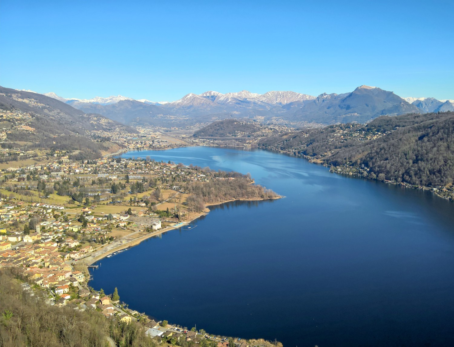 Dalla cappella sul Monte Caslano, i bacini del lago di Magliaso e Agno sono ai vostri piedi. Immagine: Andreas Staeger