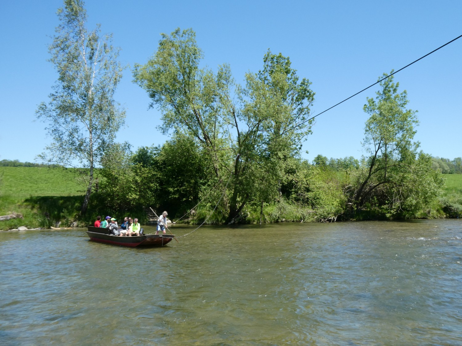 Si le niveau de l’eau le permet, le bac traverse la Sitter. Sinon, on passe … à pied. Photo: Rémy Kappeler