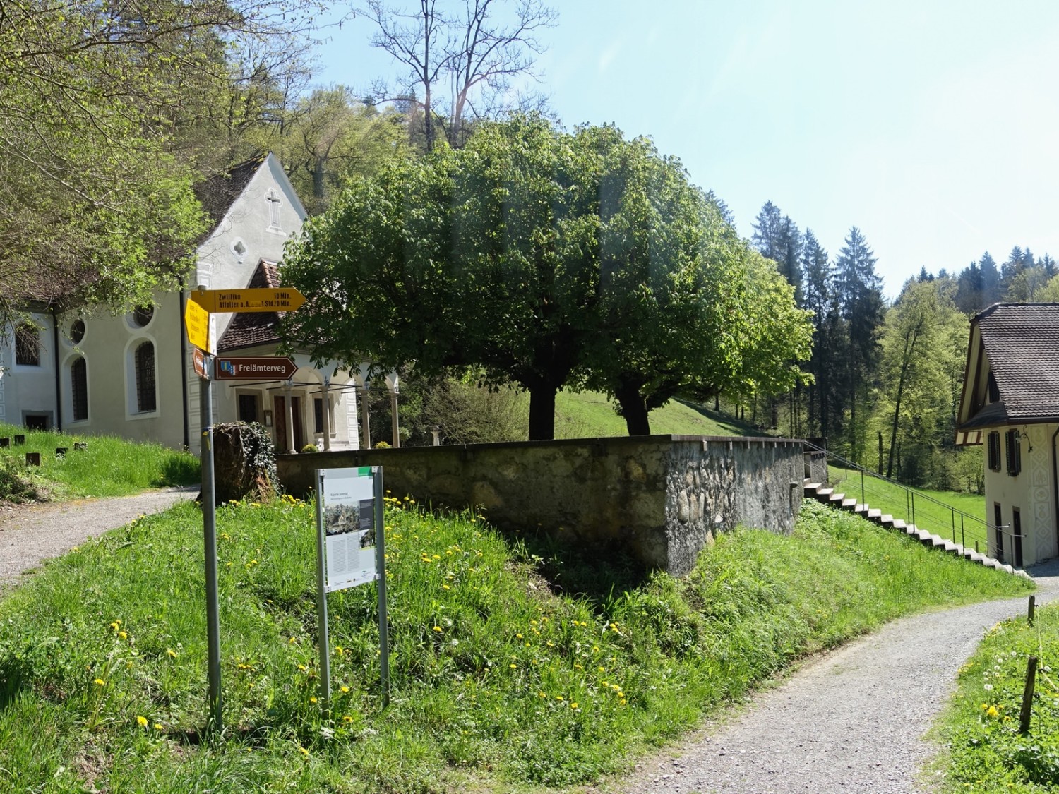 Surprise en pleine forêt : la chapelle Jonental. Photo: Vera In-Albon