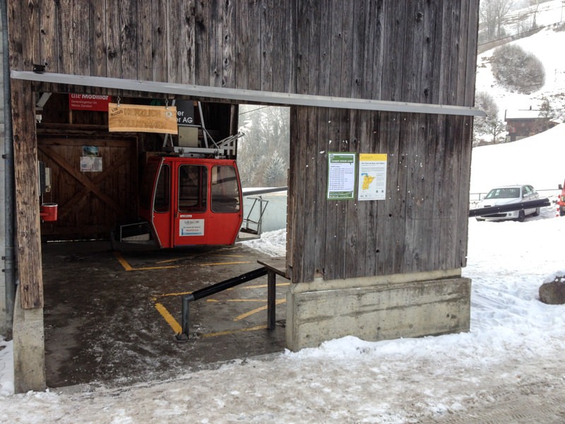 Unter tristem, grauem Himmel wartet die Ruogig-Gondelbahn, um Wanderer über die Nebeldecke zu heben. Bild: Claudia Peter