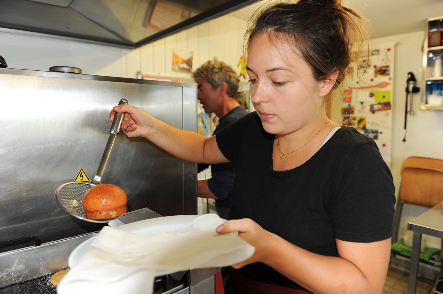 Les savoureux beignets au fromage sont préparés selon une recette familiale. Photo: Martin Weiss