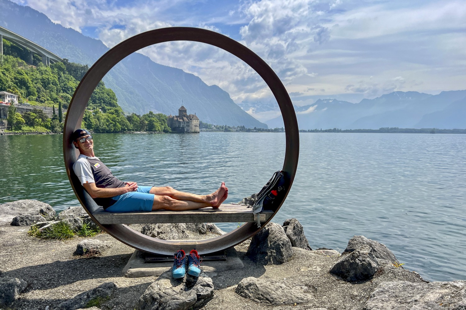 Après l’effort, le réconfort: Pascal Bourquin fait une pause et prend la pose non loin du château de Chillon. Photo: Patricia Michaud