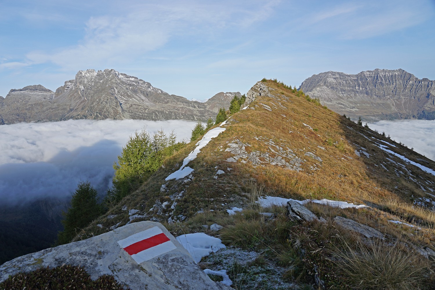 Nebel im Calancatal ist selten, bis hinauf zum Höhenweg gelangt er aber nicht.