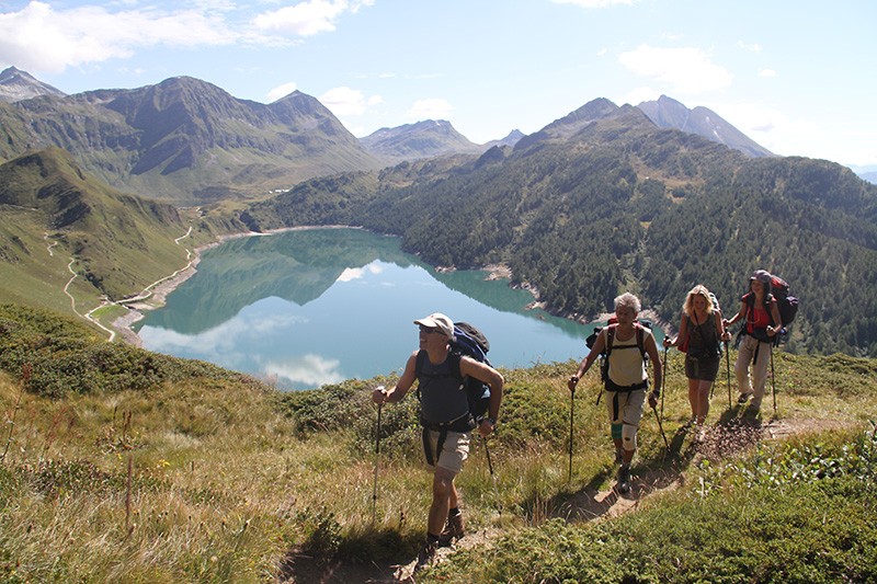 Wandern in einer Traumlandschaft oberhalb des Ritómsees.  
Bild: Winfried Stinn