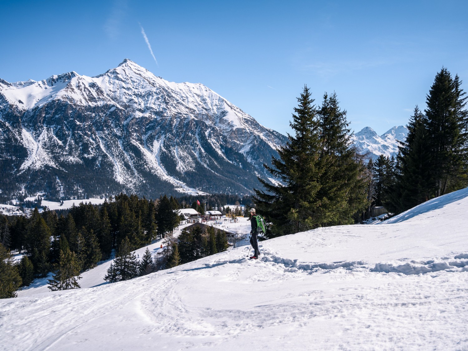 Der erste Teil dieser Winterwanderung geht in nördlicher Richtung gegen Valbella. Bild: Jon Guler