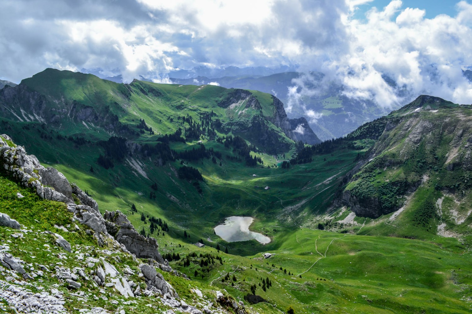 Blick über den Hinteren Walopsee hinweg ins Simmental. Bild: Sabine Joss