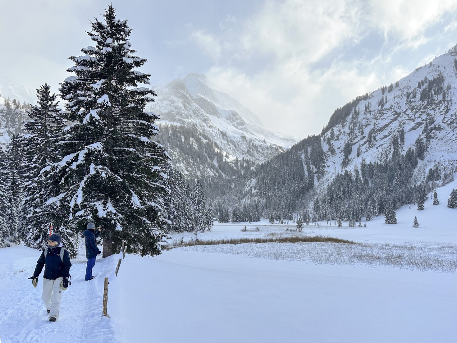 Der Louwenesee lässt sich unter der Schneedecke erahnen. Bild: Thomas Gloor