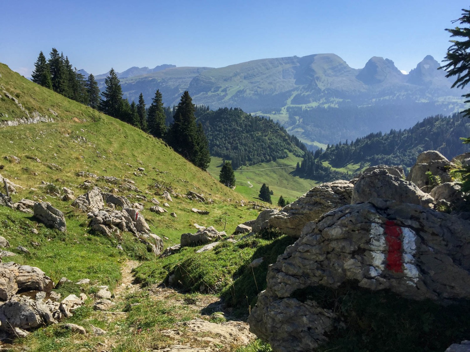 La montée vers le col Windenpass devient de plus en plus raide. Mais la vue en vaut la peine. Photo: Vera In-Albon