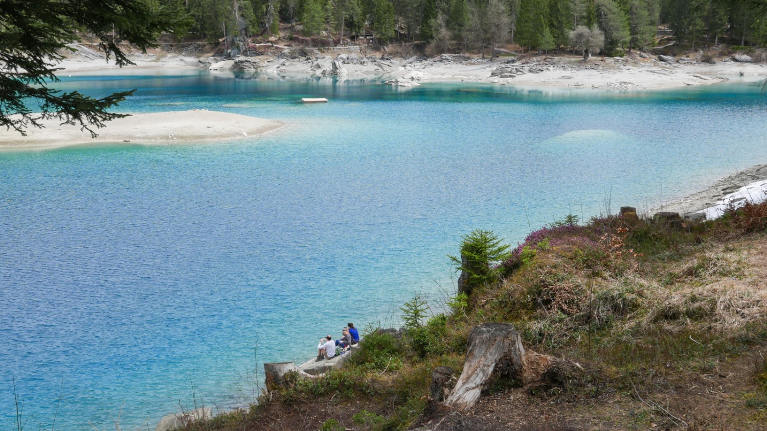 Le lac de Cauma aux nombreuses nuances de bleu est un lieu parfait pour une halte.