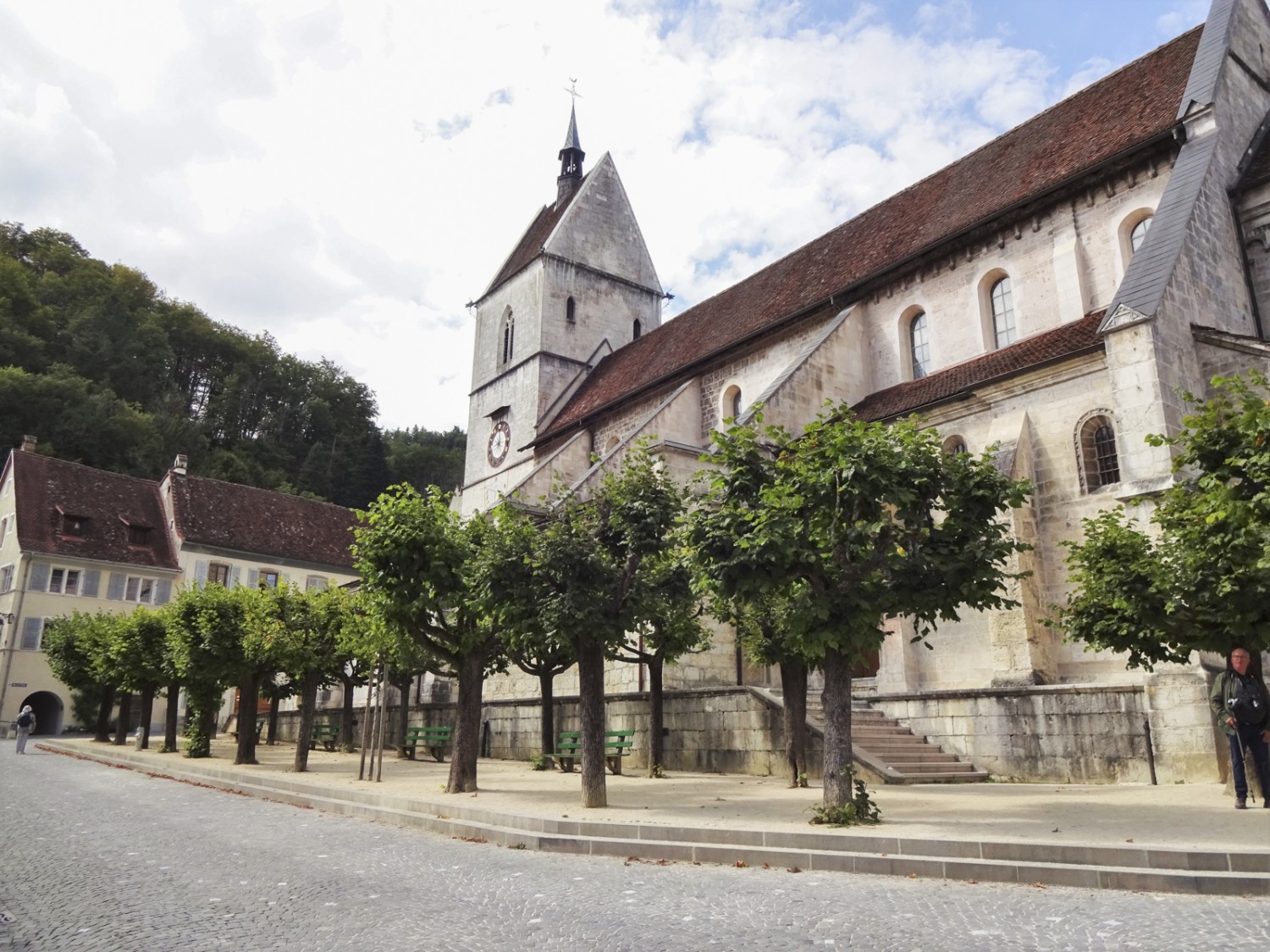 Die Stiftskirche ist nur eines der zahlreichen historischen Bauwerke, die das Stadtbild von St-Ursanne prägen. Bild: Miroslaw Halaba