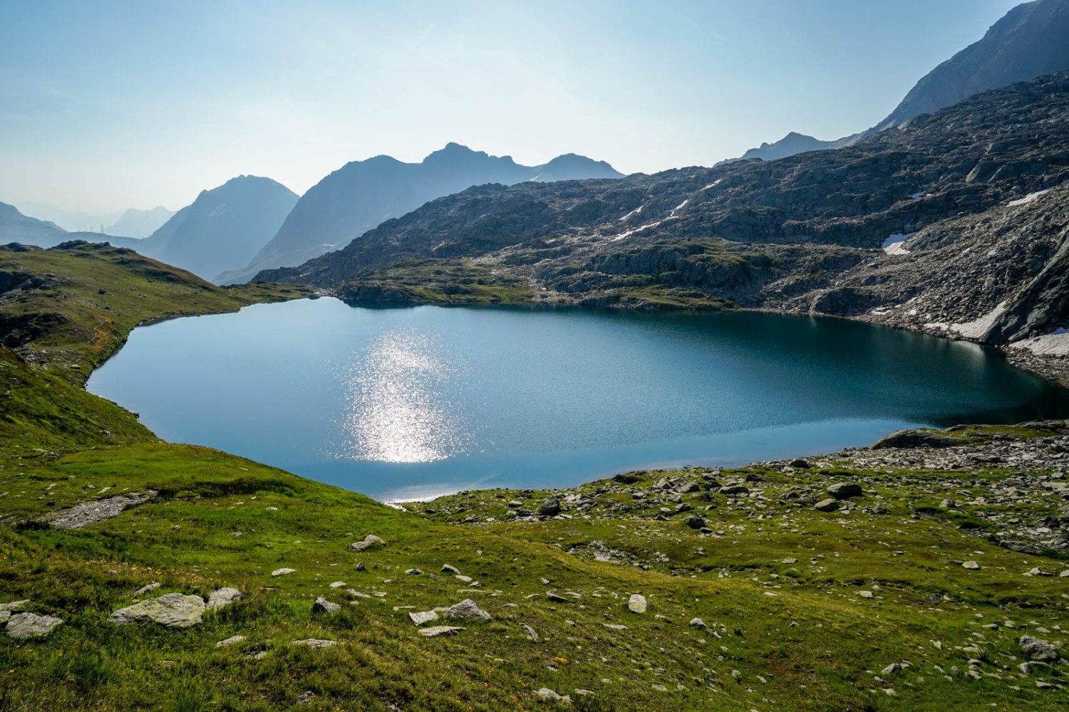 Der Distelsee mit dem Nufenenpass links hinten. Bild: Fredy Joss