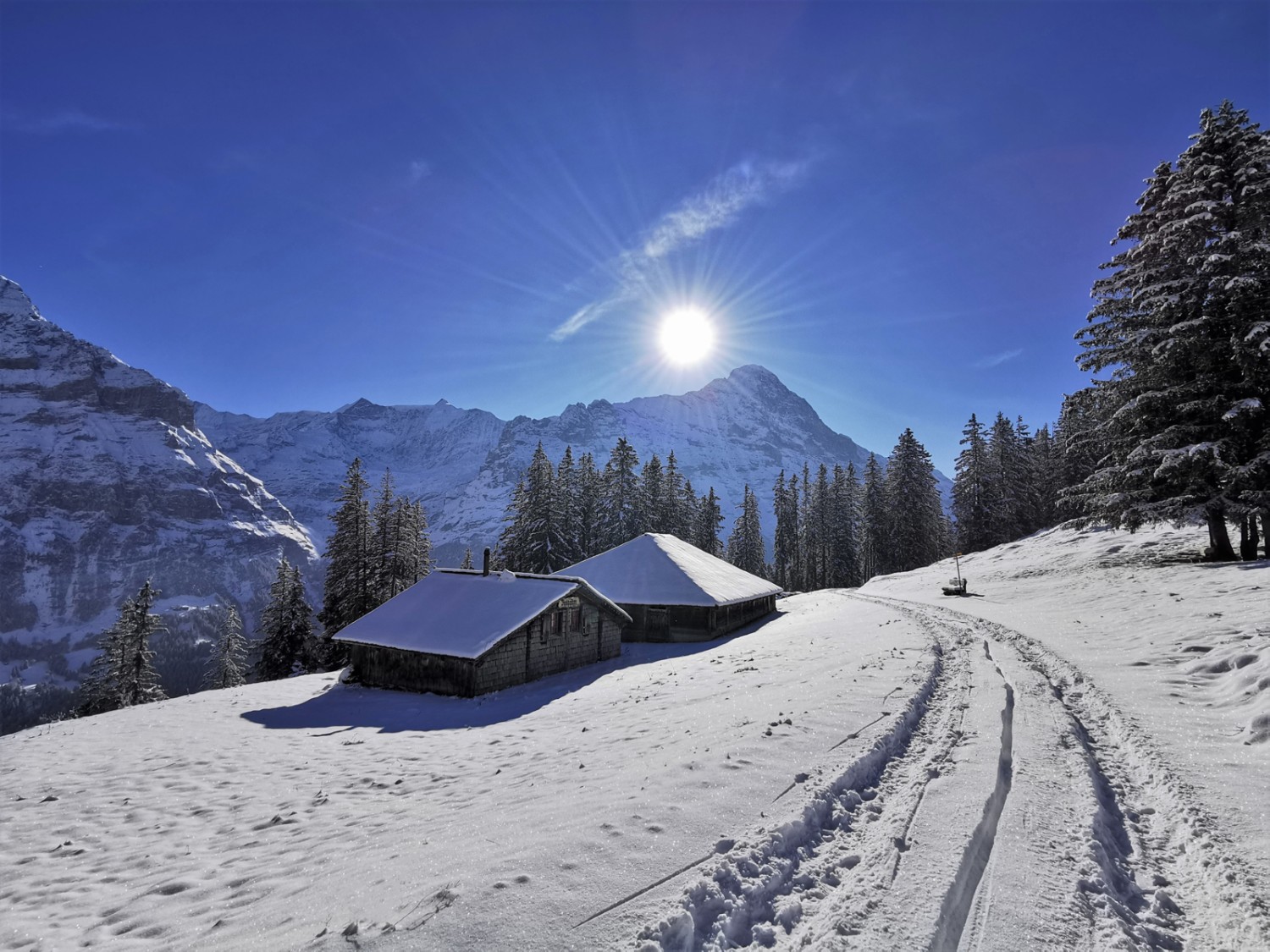 Les cabanes de Nodhalten et, au second plan, le Mättenberg (à g.) et l’Eiger. Photo: Andreas Staeger.