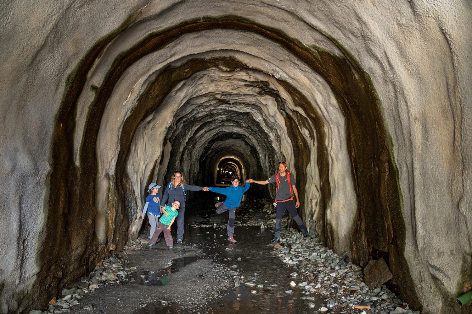 Kühles Loch: Die Durchquerung dauert eine Viertelstunde.