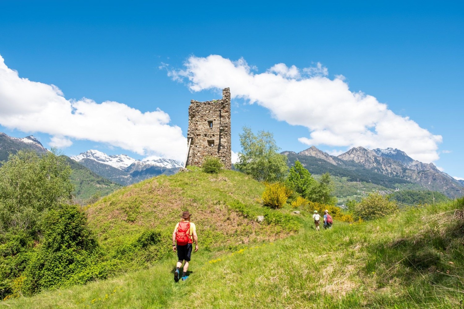 Als steinerner Finger ragt der Torre Boggiano in den Himmel und lockt zu einer Wanderung mit spannender Geschichte.