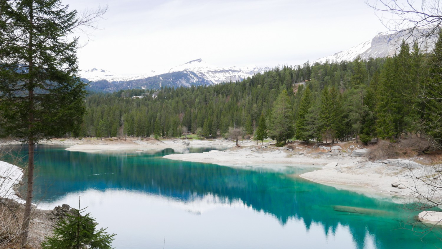 Le lac de Cauma aux nombreuses nuances de bleu est un lieu parfait pour une halte.