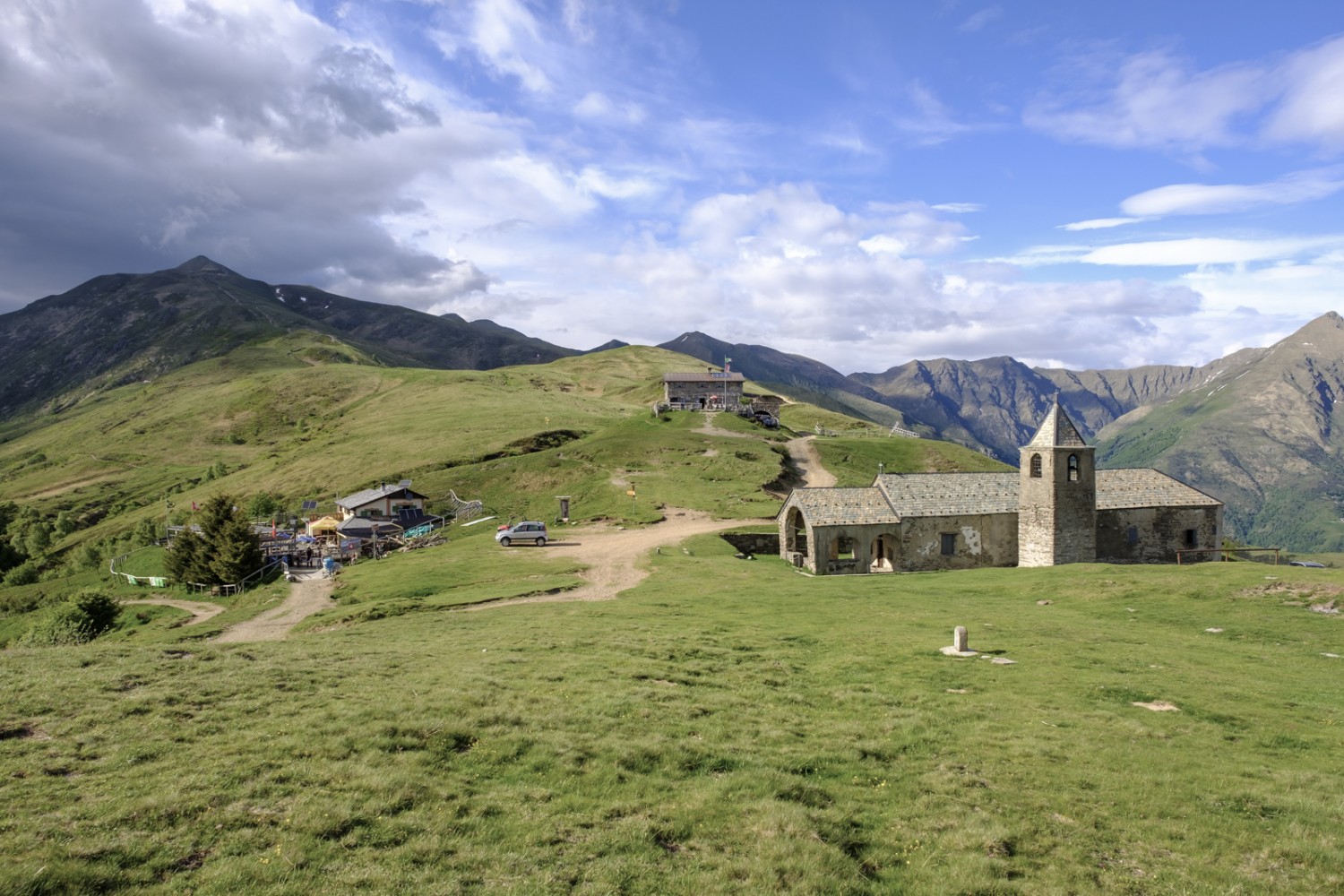 Le Passo di San Lucio et, au second plan, à gauche, le sommet du Gazzirola. Photo: Iris Kürschner