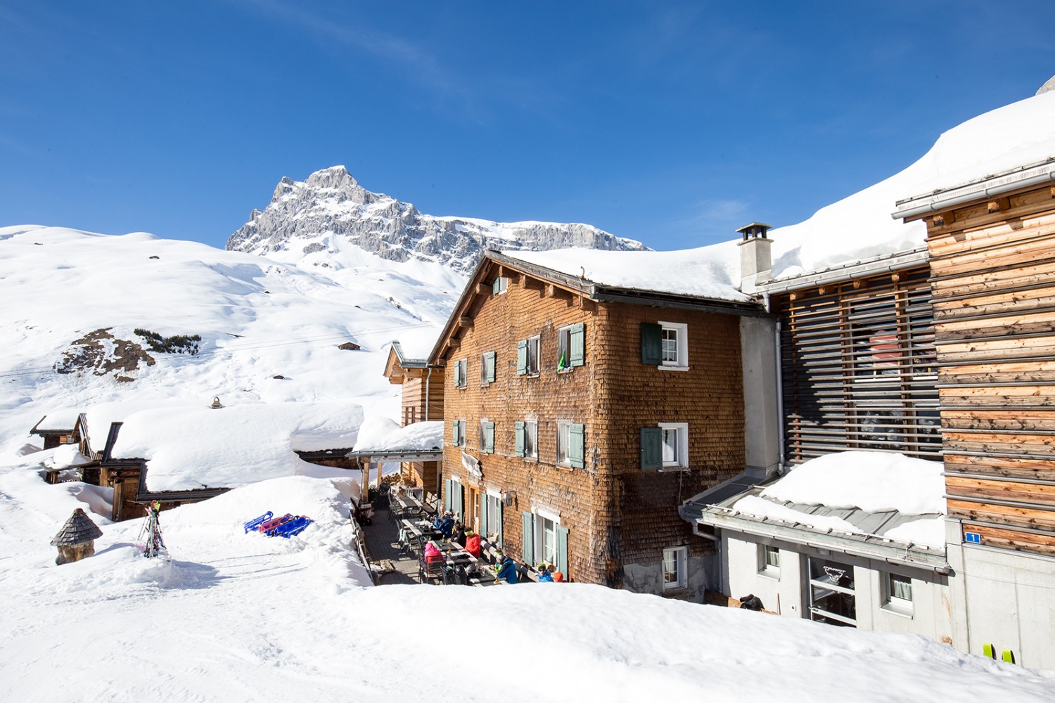 Berghaus Sulzfluh mit der Sulzfluh im Hintergrund.