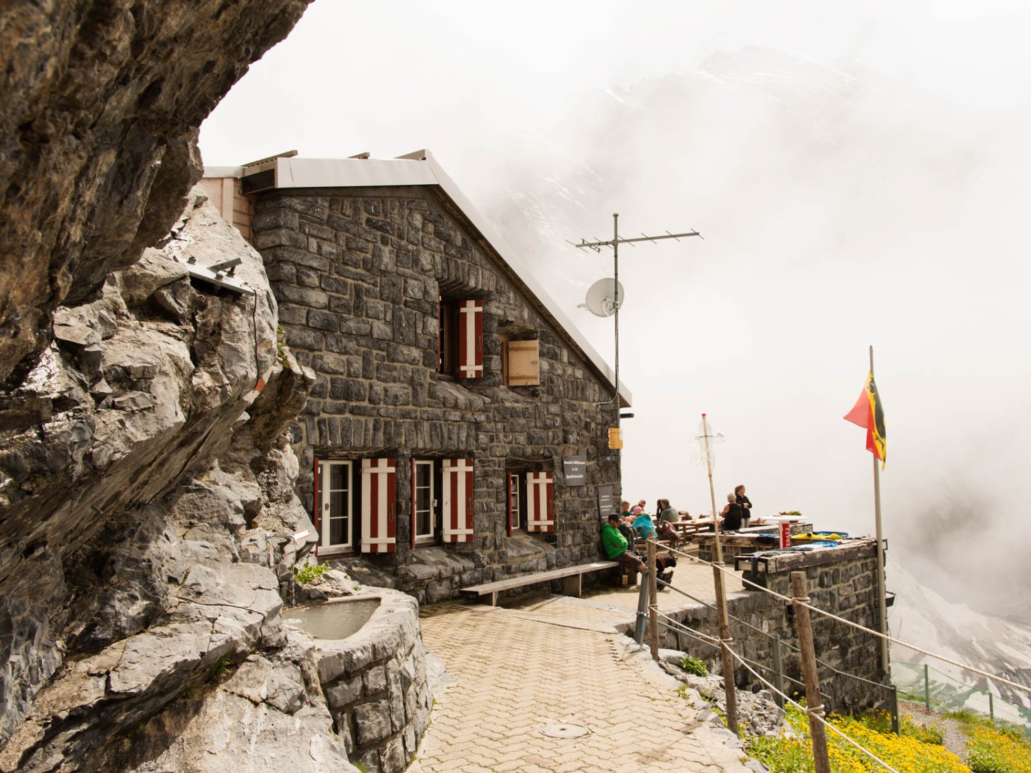 Wolken ziehen auf vor der Gspaltenhornhütte. Foto: Raja Läubli