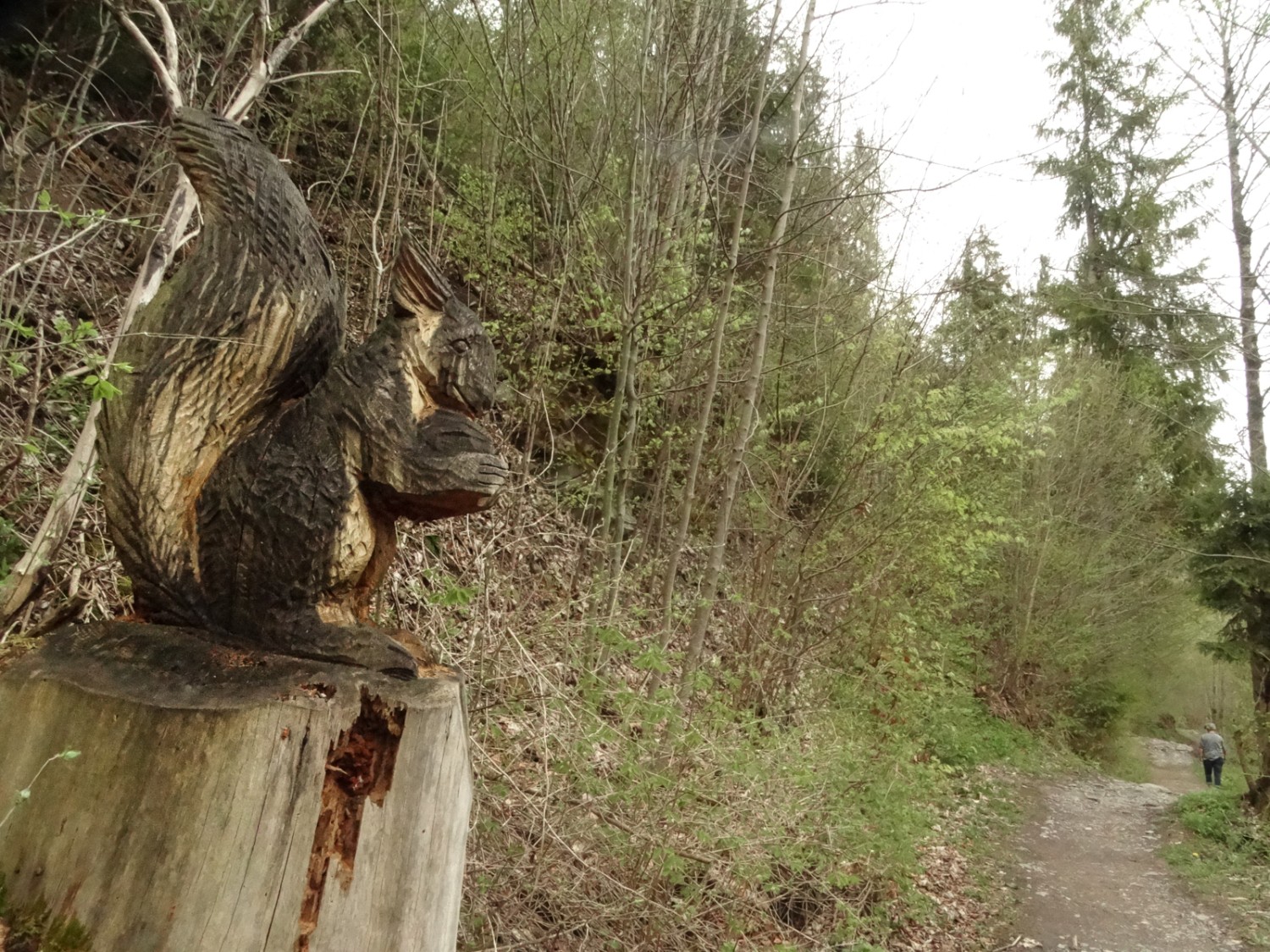 Holzskulpturen begleiten die Wandernden auf der ganzen Route.