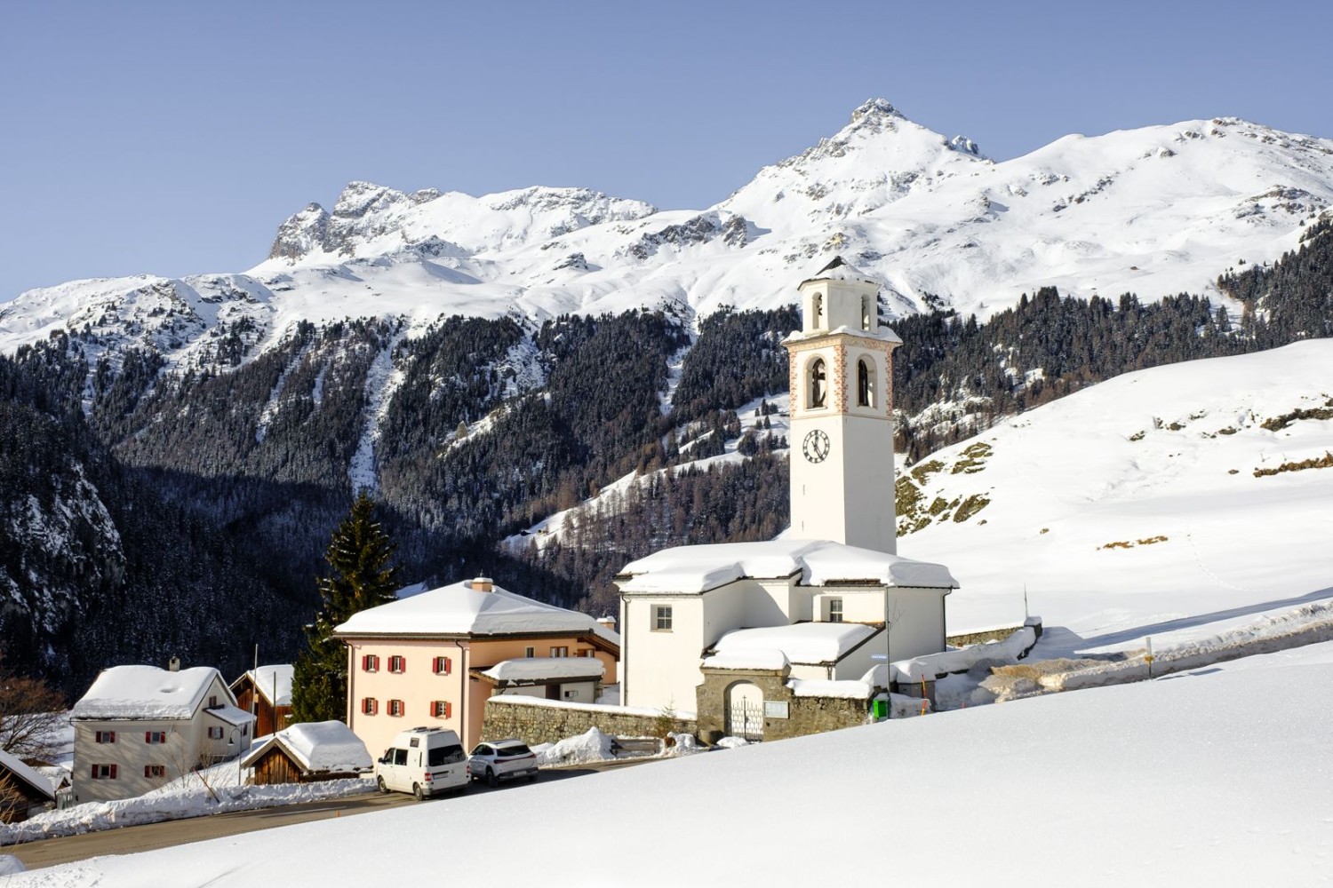 Im Dörfchen Sur startet die Schneeschuhwanderung zur Alp Flix.