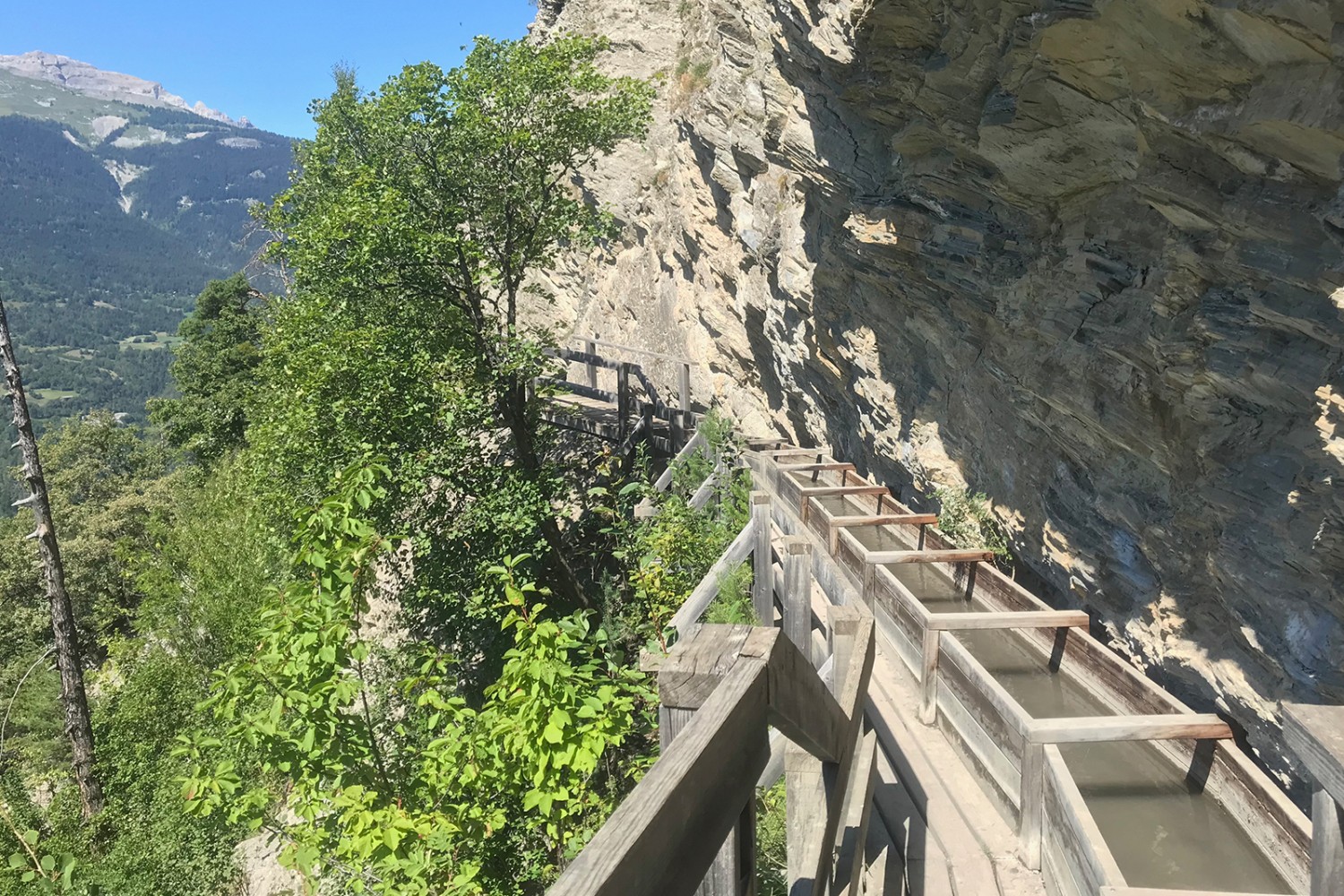 Beim Revers du Châtelard hängen Suone und Weg spektakulär in der senkrechten Felswand. Bild: Loïc von Matt