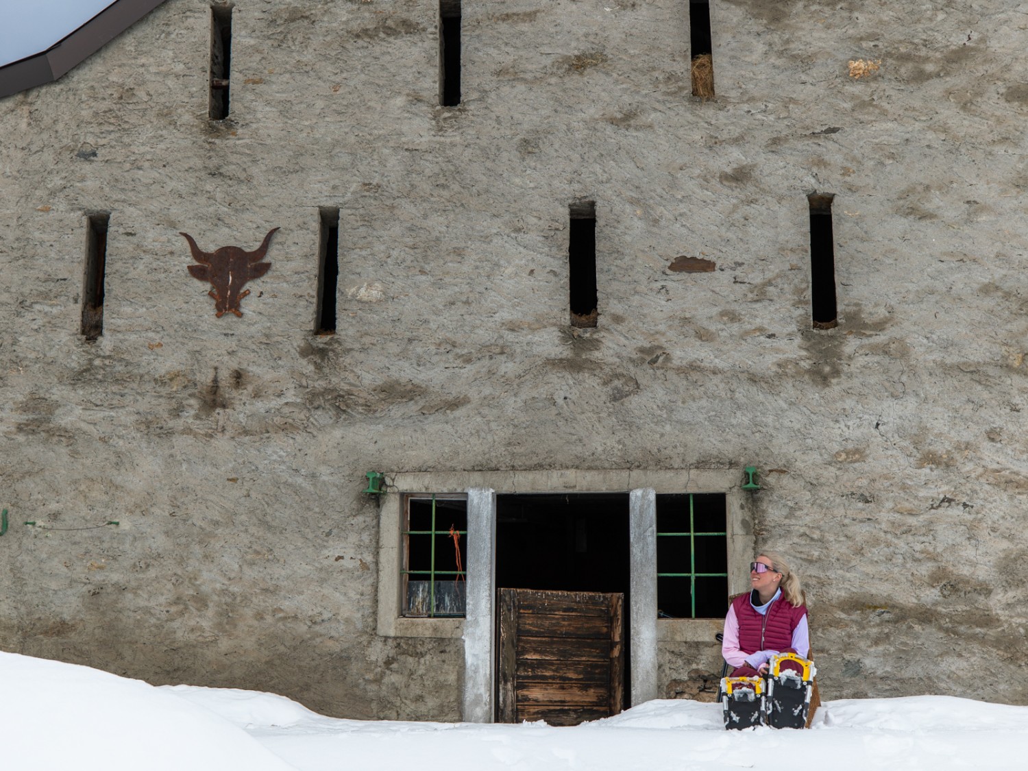 On profite du soleil d’hiver, adossé au mur de la maison, en grignotant un snack. Photo: Wanderblondies