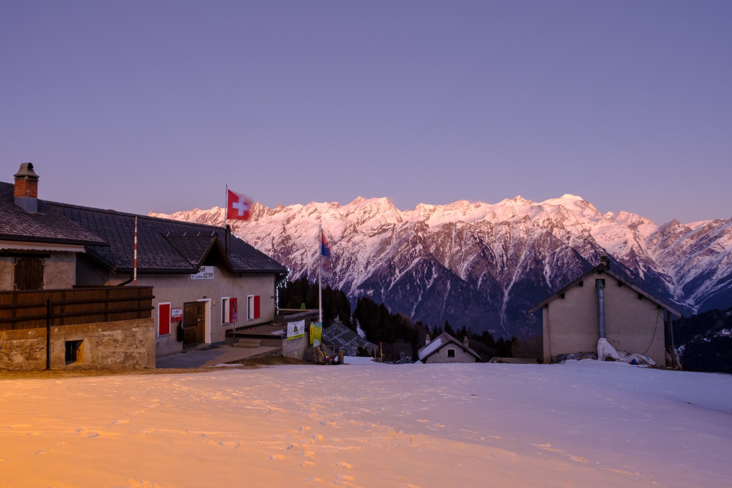 Suggestivo tramonto alla Capanna Dötra. Foto: Iris Kürschner