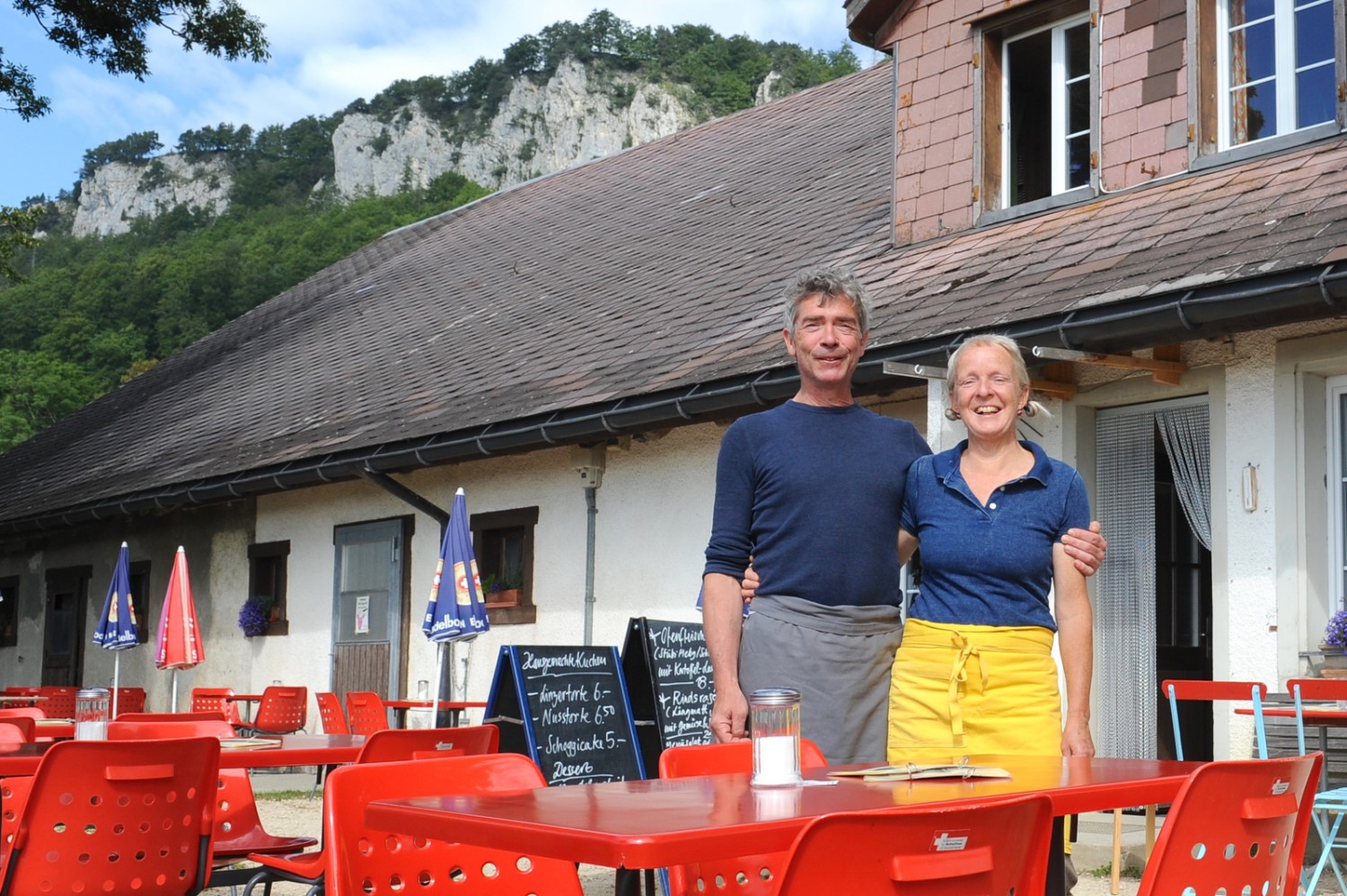 Gabi Fischer Deola et Andreas Deola sont à la fois gardiens de troupeau et aubergistes du Hofbergli. Photo: Martin Weiss