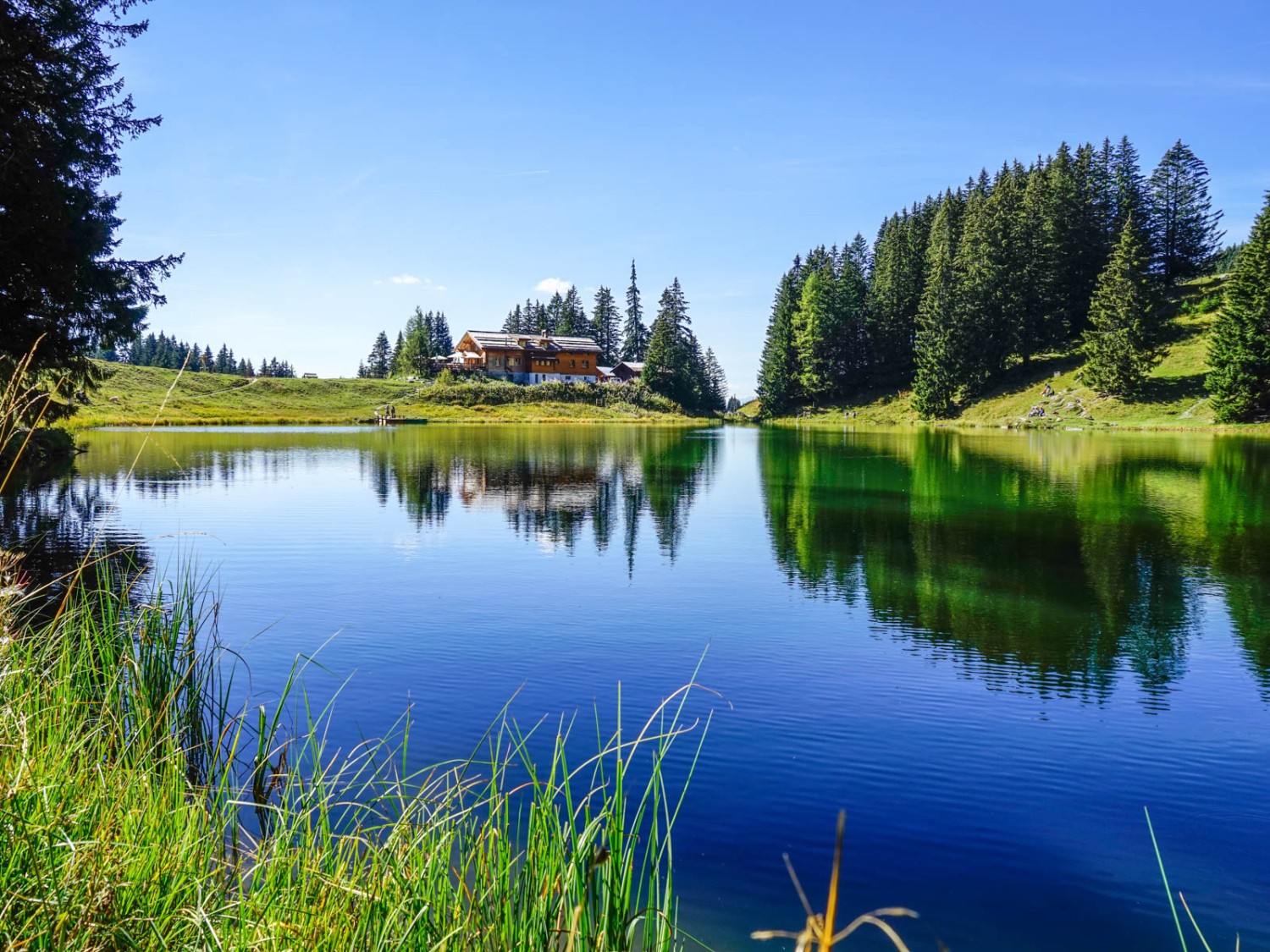 Am Lac Retaud mit dem gemütlichen Seerestaurant. Bild: Fredy Joss