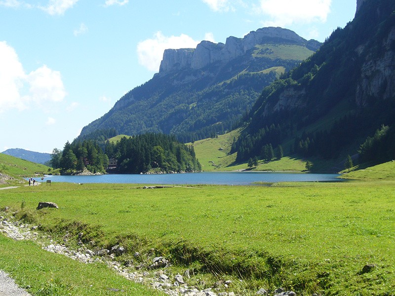 Vue sur le lac Seealpsee et l’alpage de Sigel. Photo: Werner Nef