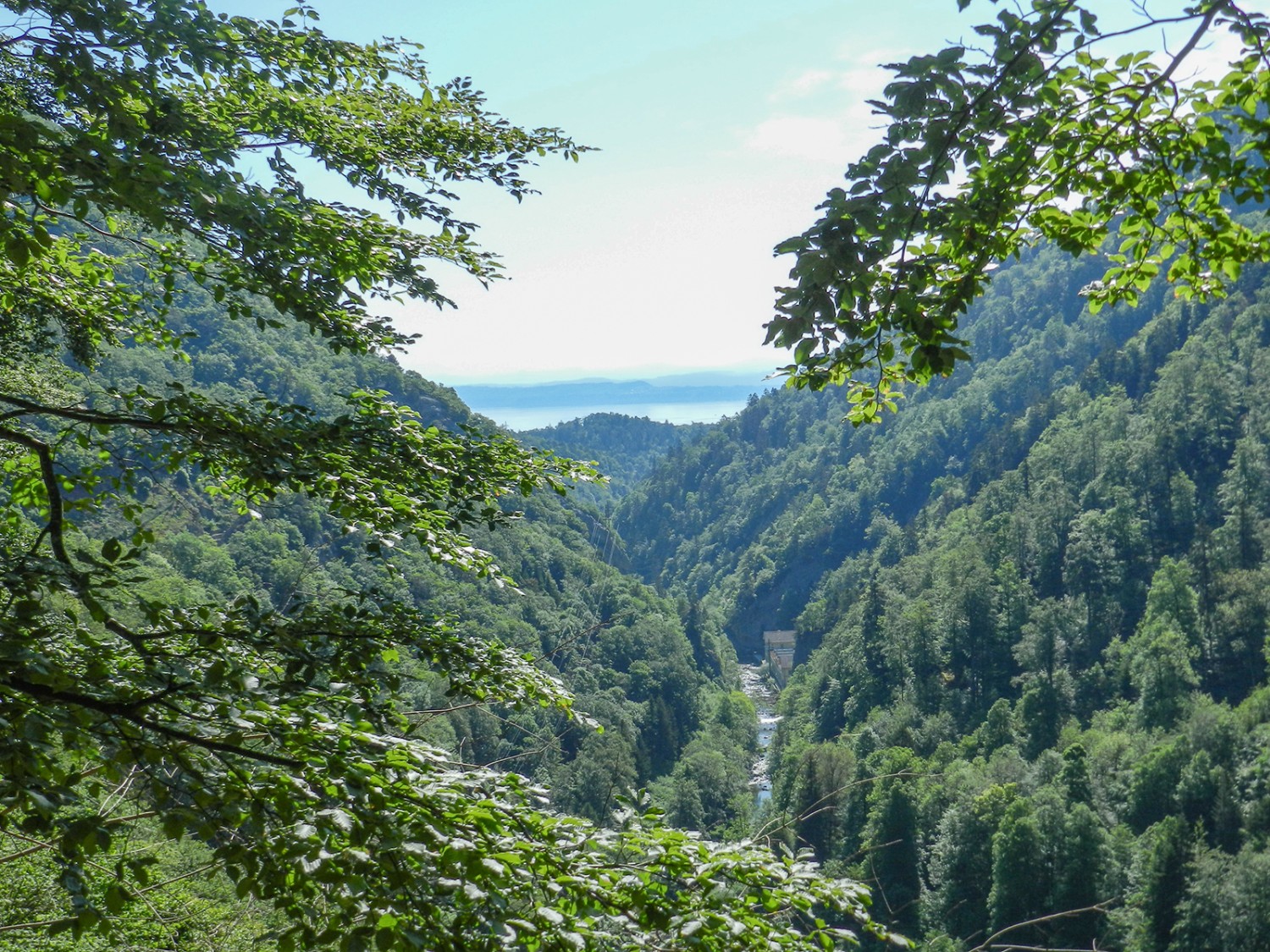 Der Blaue Pfad ist bei Wanderern weniger beliebt als die Route am Ufer der Areuse entlang, bietet aber eine schöne Fernsicht auf Schlucht und See.