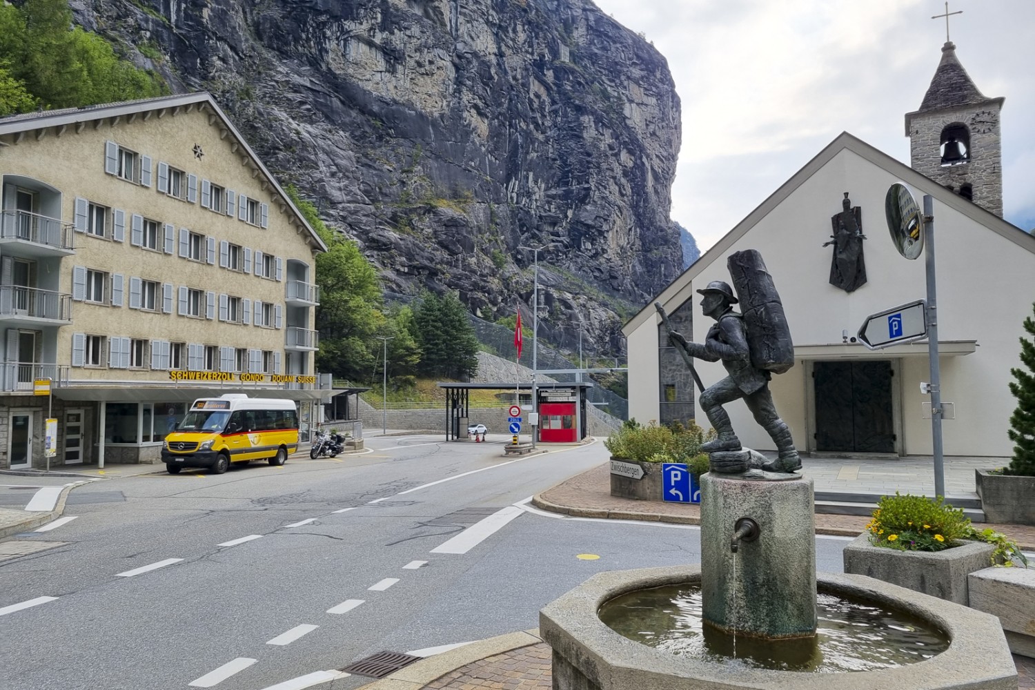 Die Wanderung beginnt direkt vor dem Grenzübergang in Gondo.