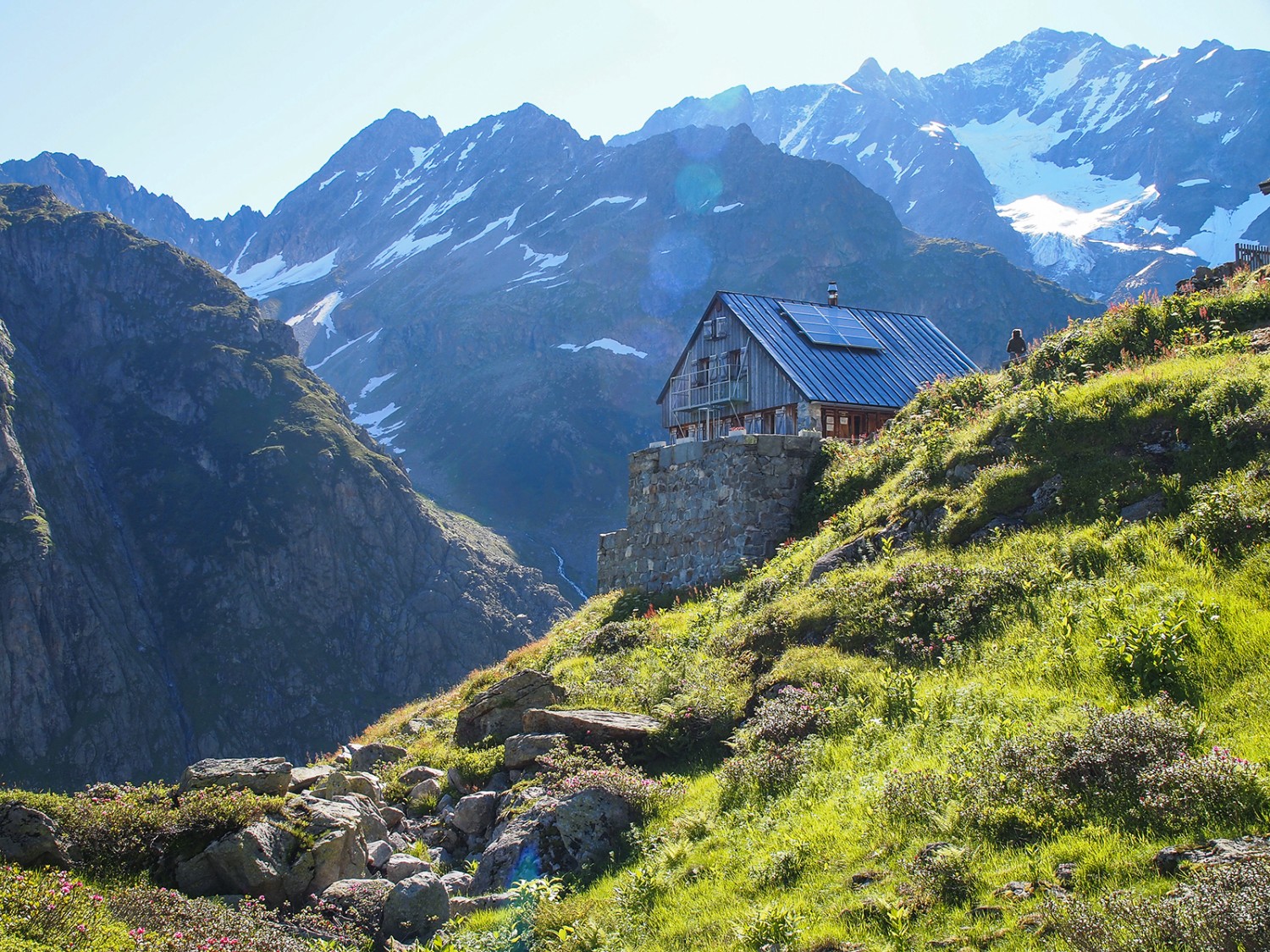 Les beaux jours, la cabane s’anime dès les premières heures et jusqu’à la fin de la soirée. Photos: Barbara Graber