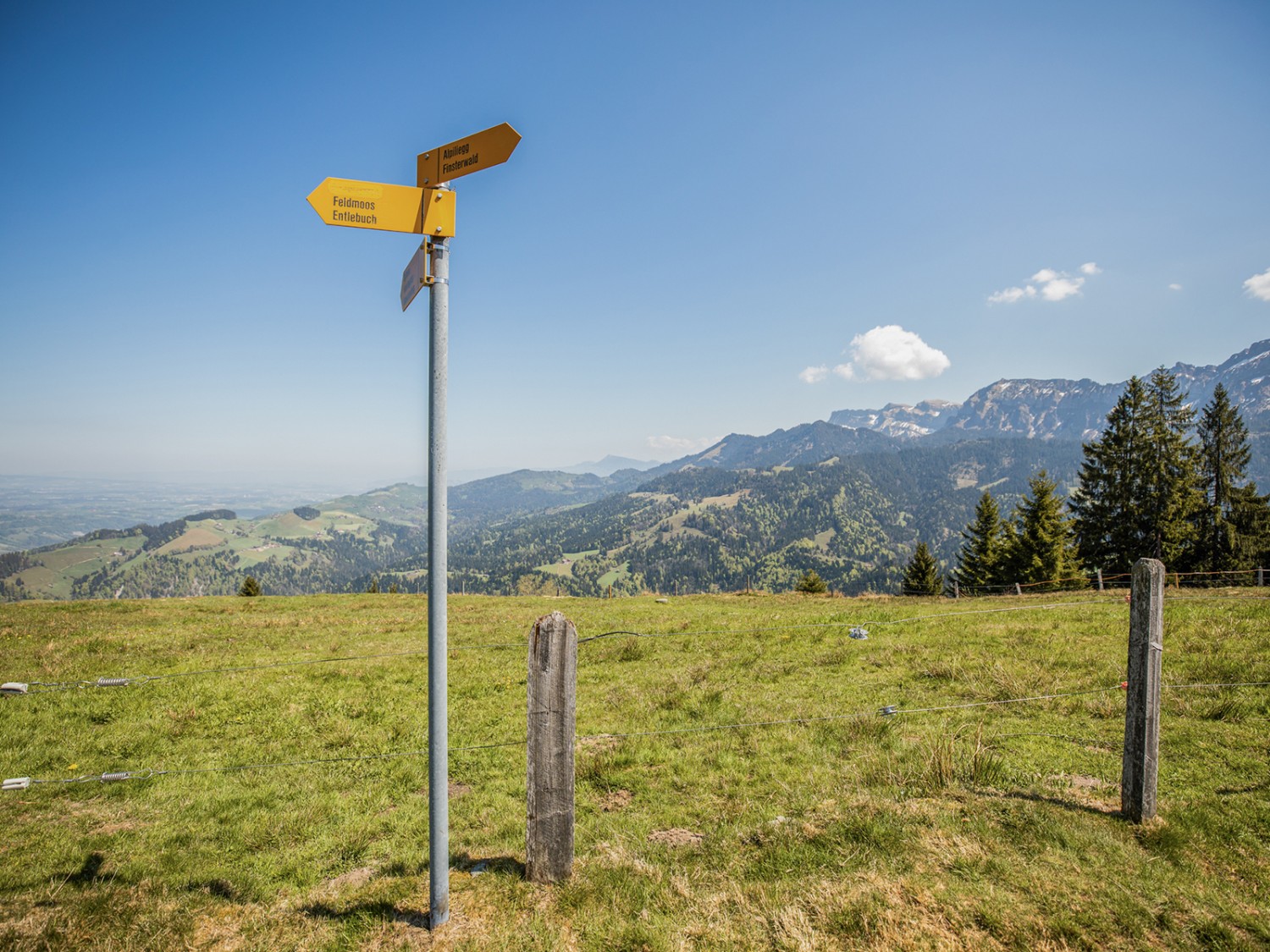 Ein schöner Rastplatz mit Panorama nach Alpiliegg. Bild: Wanderblondies