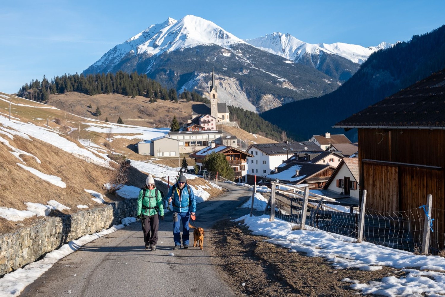 Même si la neige se fait rare dans le village de Salouf, on est presque sûr d’en trouver un peu plus haut, dans la forêt.