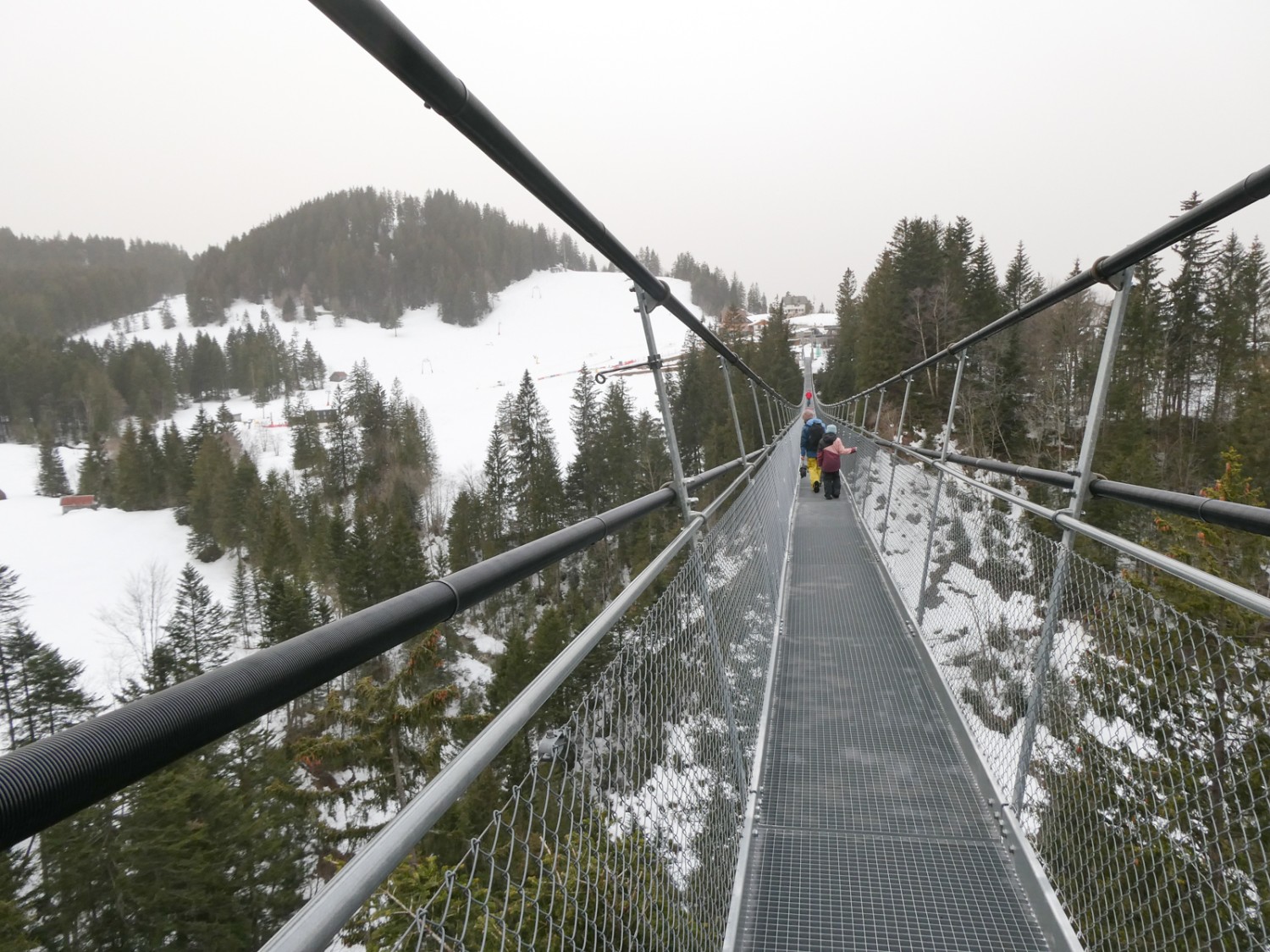 La traversée du pont suspendu vient couronner la randonnée.