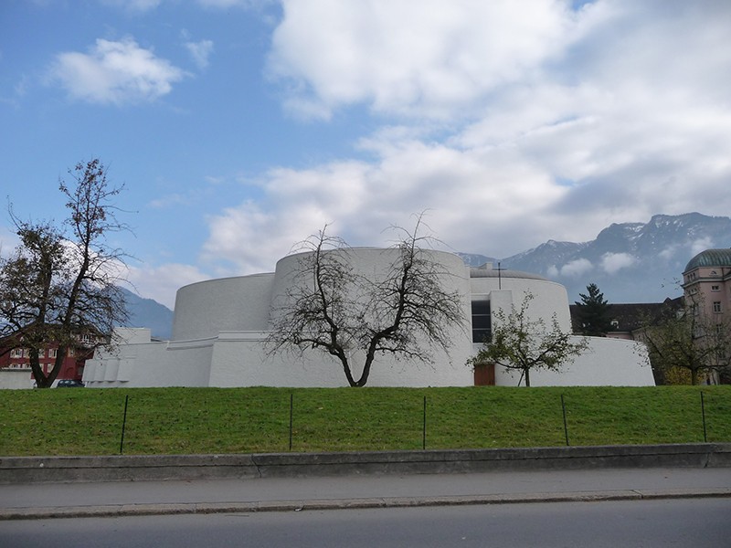 Die Kirche St. Martin in Sarnen wurde in den 1960er-Jahren gebaut und wirkt immer noch modern.