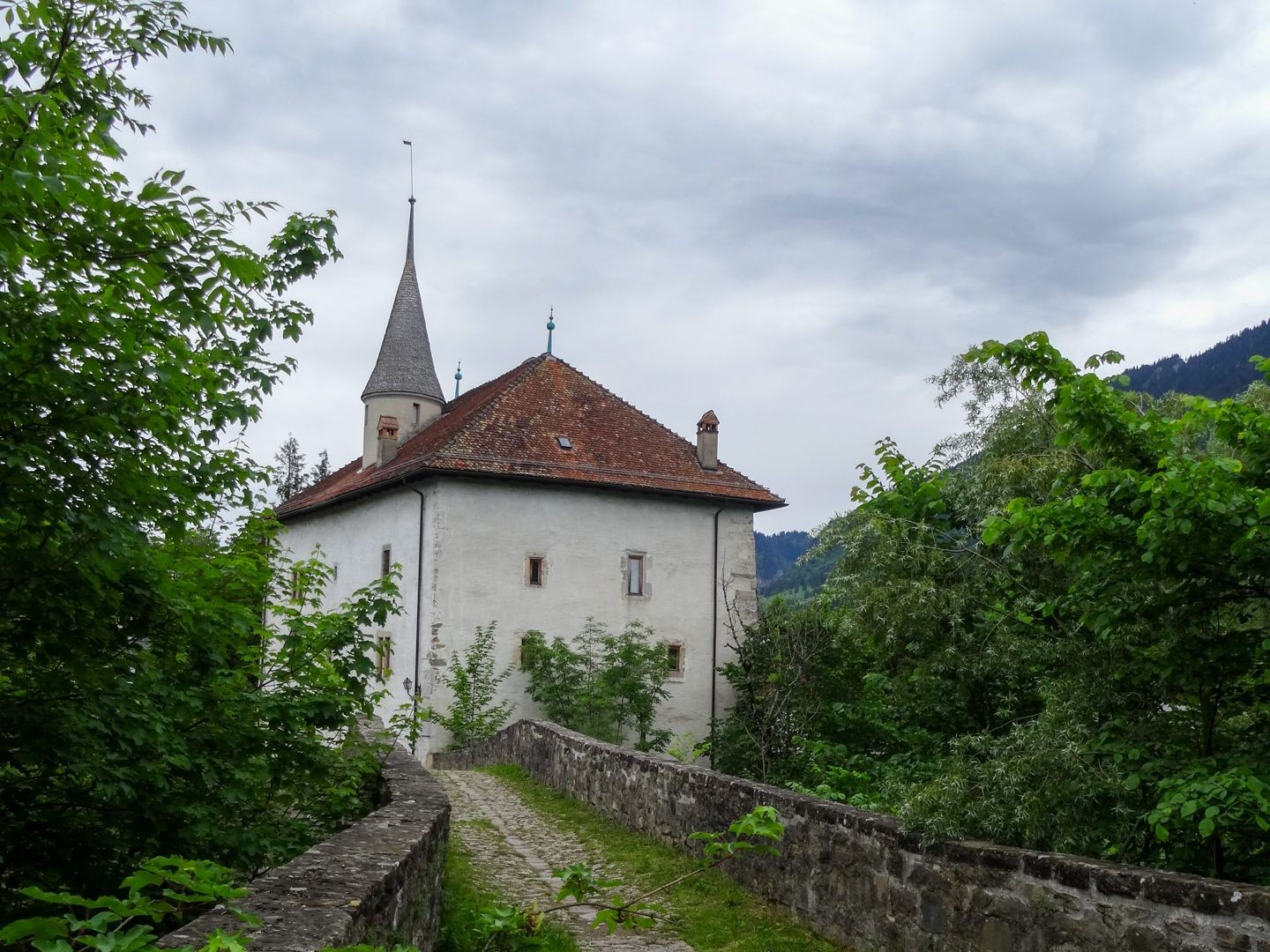 Das Château d’En-Bas in Broc mit historischer Brücke