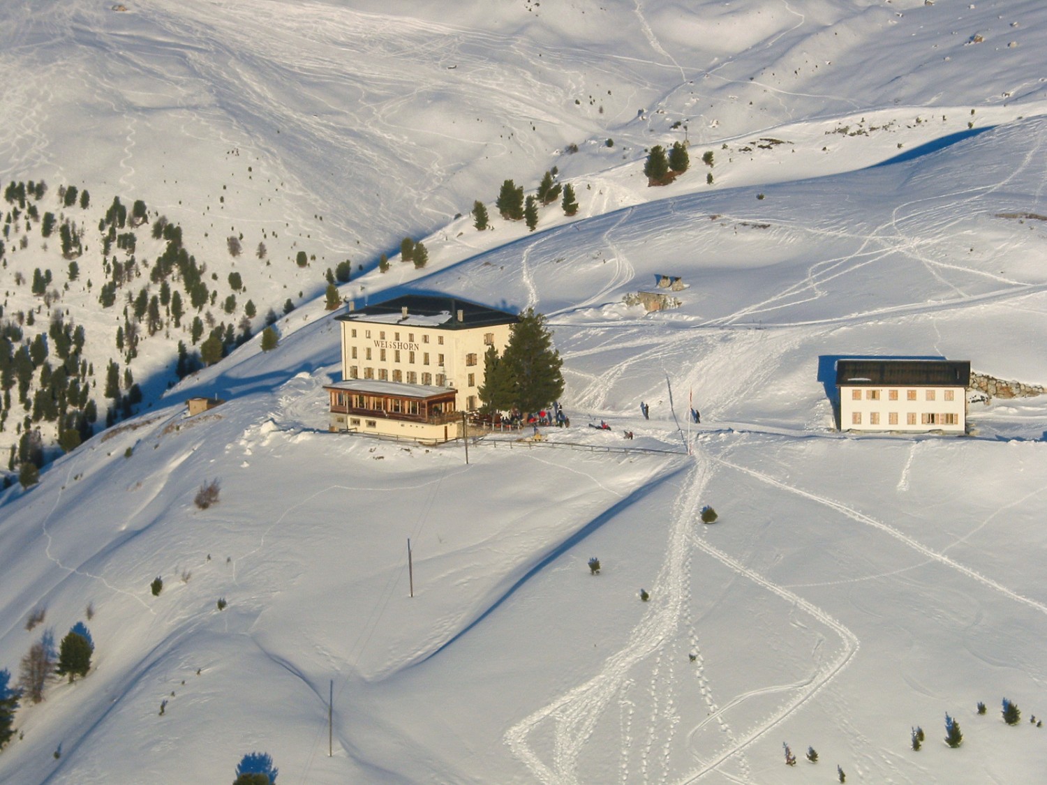 Das Hotel Weisshorn aus der Luft. Bild: zvg