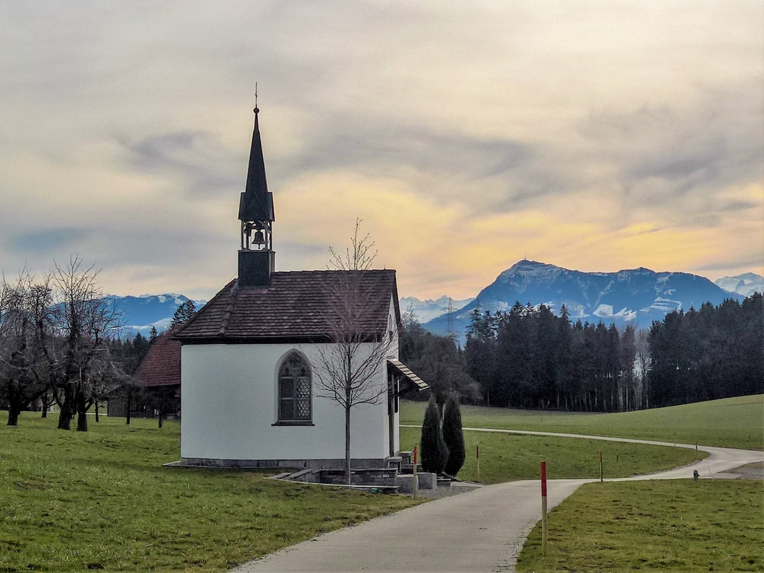 Die Rigi wirkt hinter dieser Kapelle zum Greifen nah. Bild: Andreas Staeger