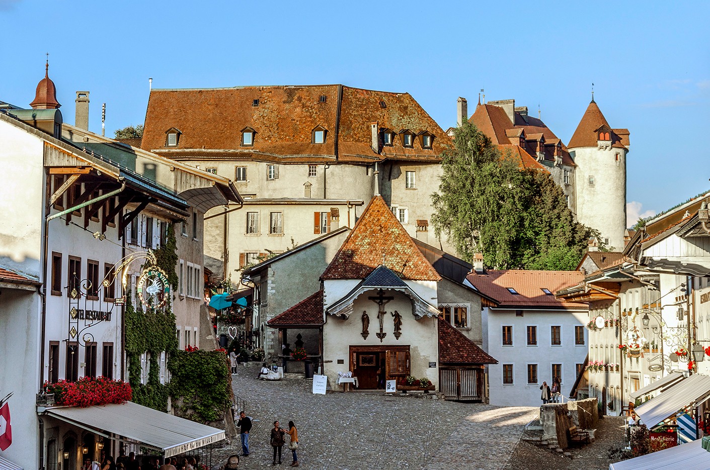 Das mittelalterliche Städtchen Gruyères mit dem ehemaligen Grafenschloss.