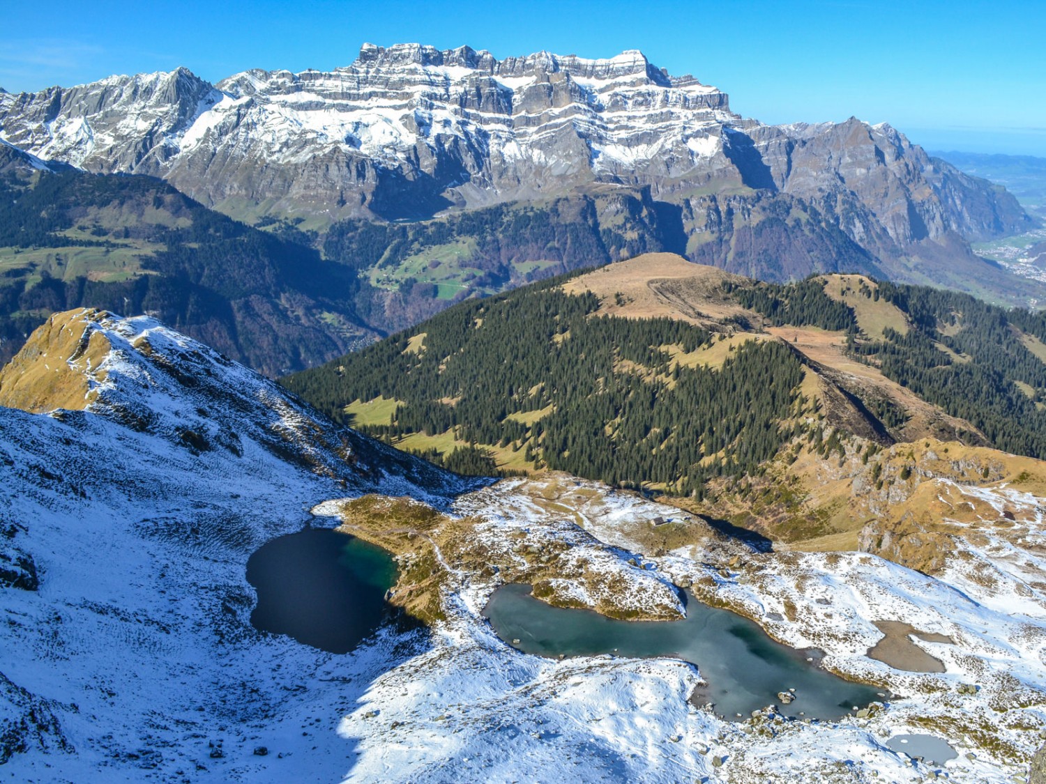 Derrière les deux lacs de montagne d’Engisee et de Chammseeli, la randonnée se poursuit sur la croupe non enneigée. Photo: Sabine Joss