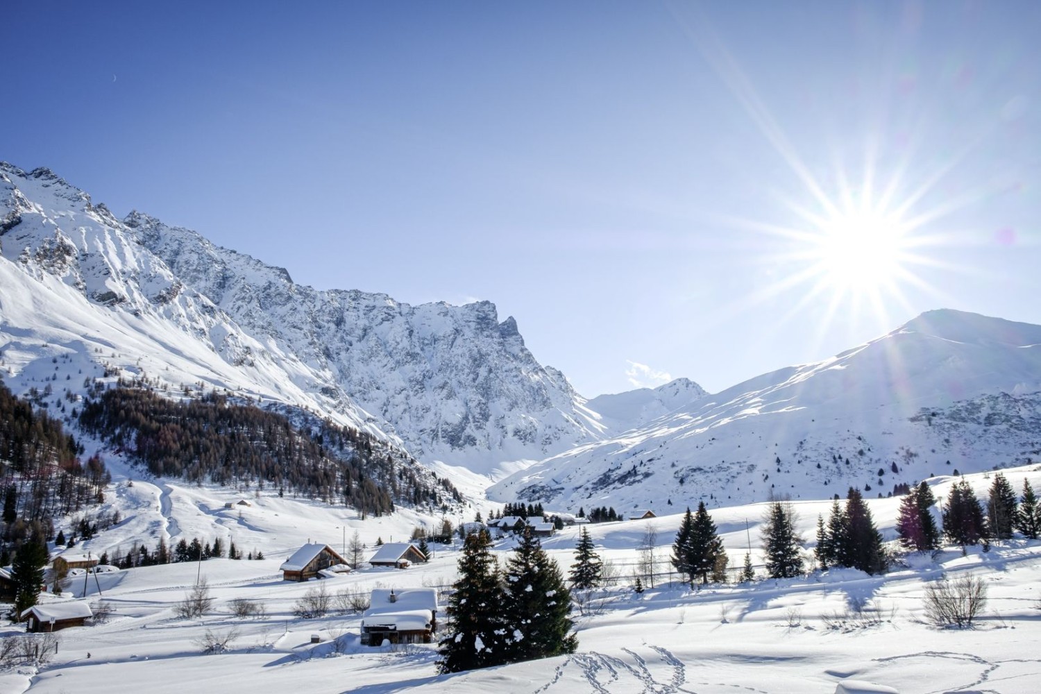 Die Sonne über dem Val Curtegns wärmt die Gäste in Radons.